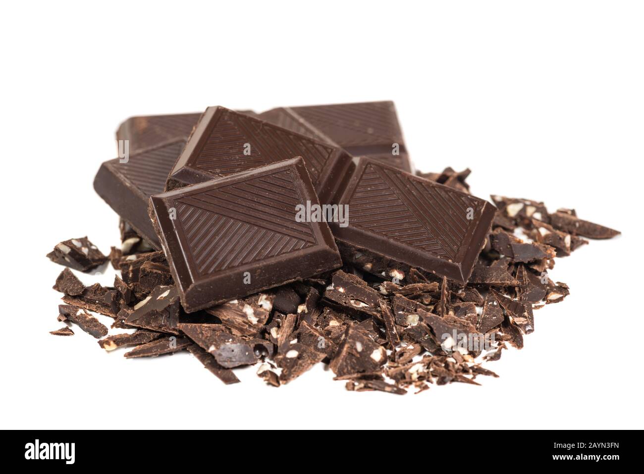 Parti rotte di cioccolato in scaglie isolate su sfondo bianco Foto Stock