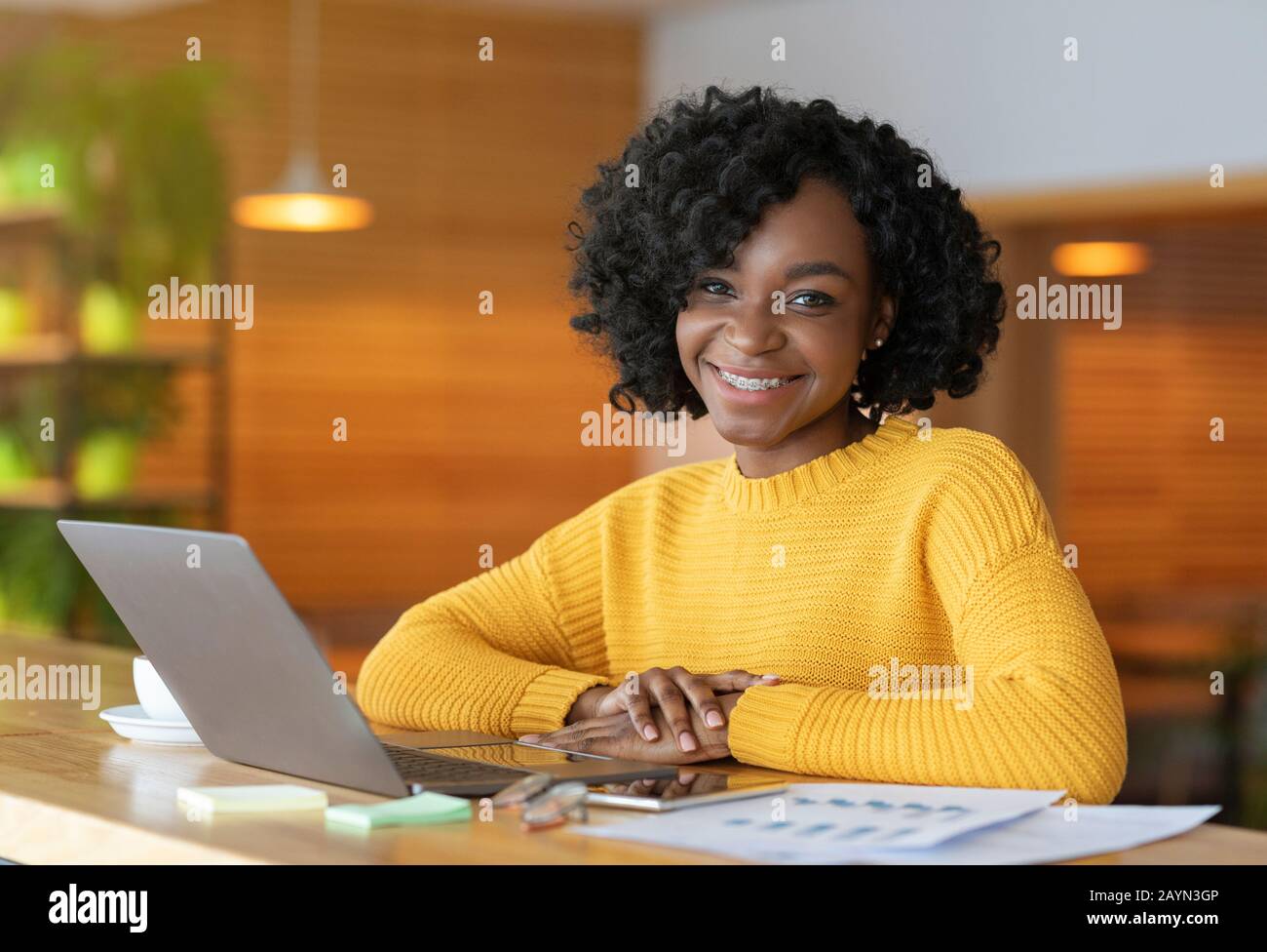 Businesswoman nero allegro che lavora sul rapporto di vendita Foto Stock