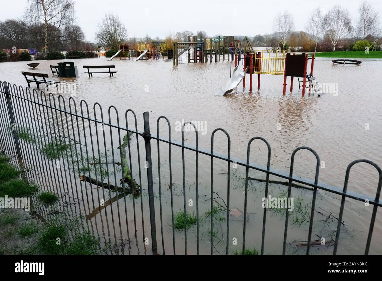 Hereford, Herefordshire, Regno Unito - Domenica 16th Febbraio 2020 - Parco giochi scivoli e strutture di arrampicata sotto l'acqua come inondazioni in King George V campi da gioco dal fiume adiacente Wye come trabocca. Il fiume Wye dovrebbe picco durante le prime ore di Lunedi mattina dopo forti precipitazioni in Herefordshire e Galles. Foto Steven May / Alamy Live News Foto Stock