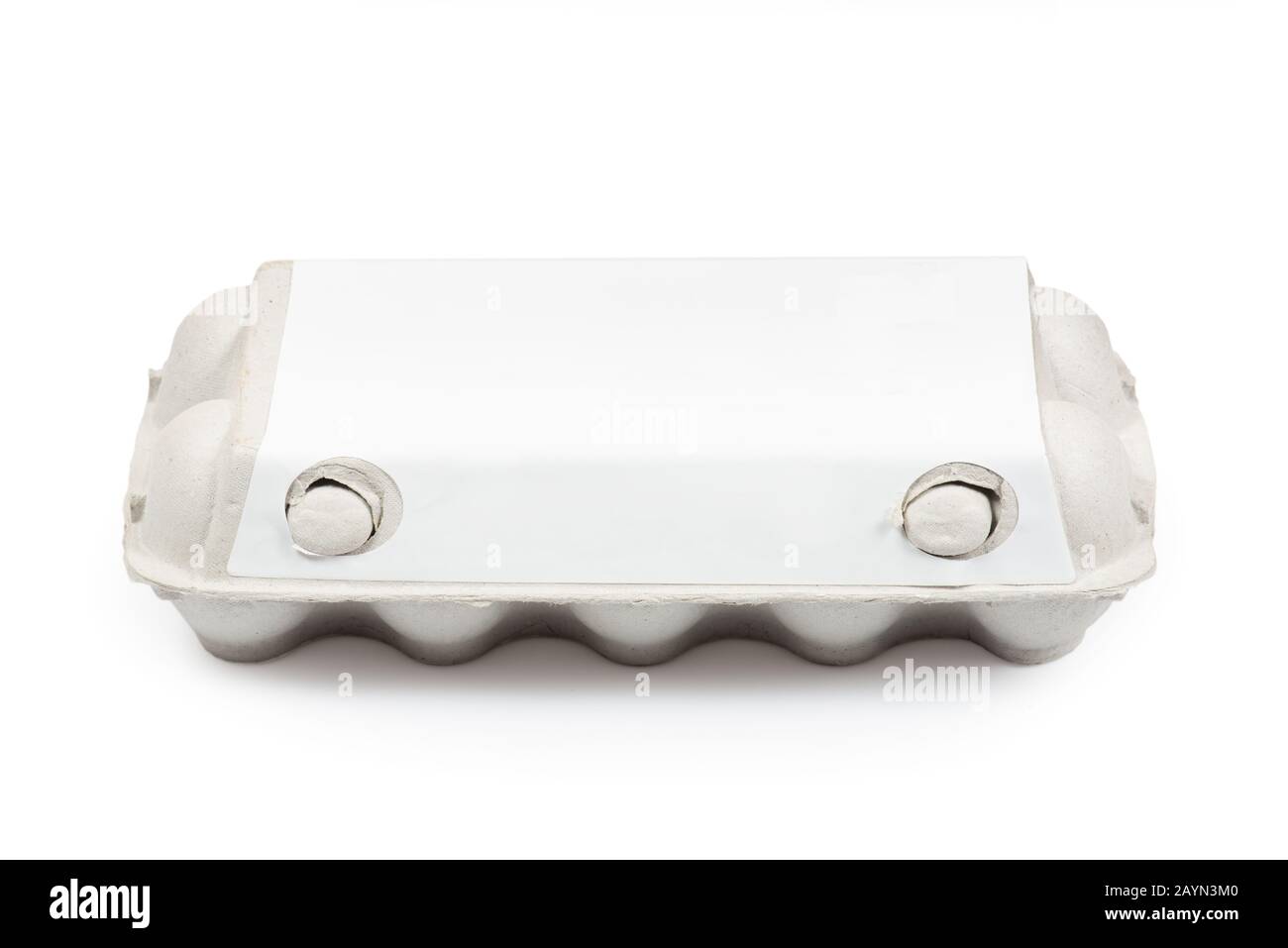 Scatola di cartone per uova bianche scatola di cartone ad angolo alto vista isolata su bianco. Tracciato di ritaglio per una facile foratura. Pacchetto uova mockup. Foto Stock