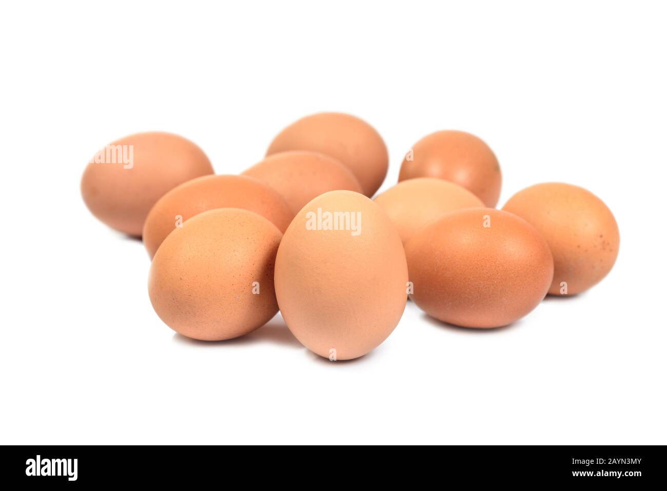Primo piano gruppo di dieci uova isolate su sfondo bianco. Uova marroni tagliate fuori. Concetto di Pasqua Foto Stock
