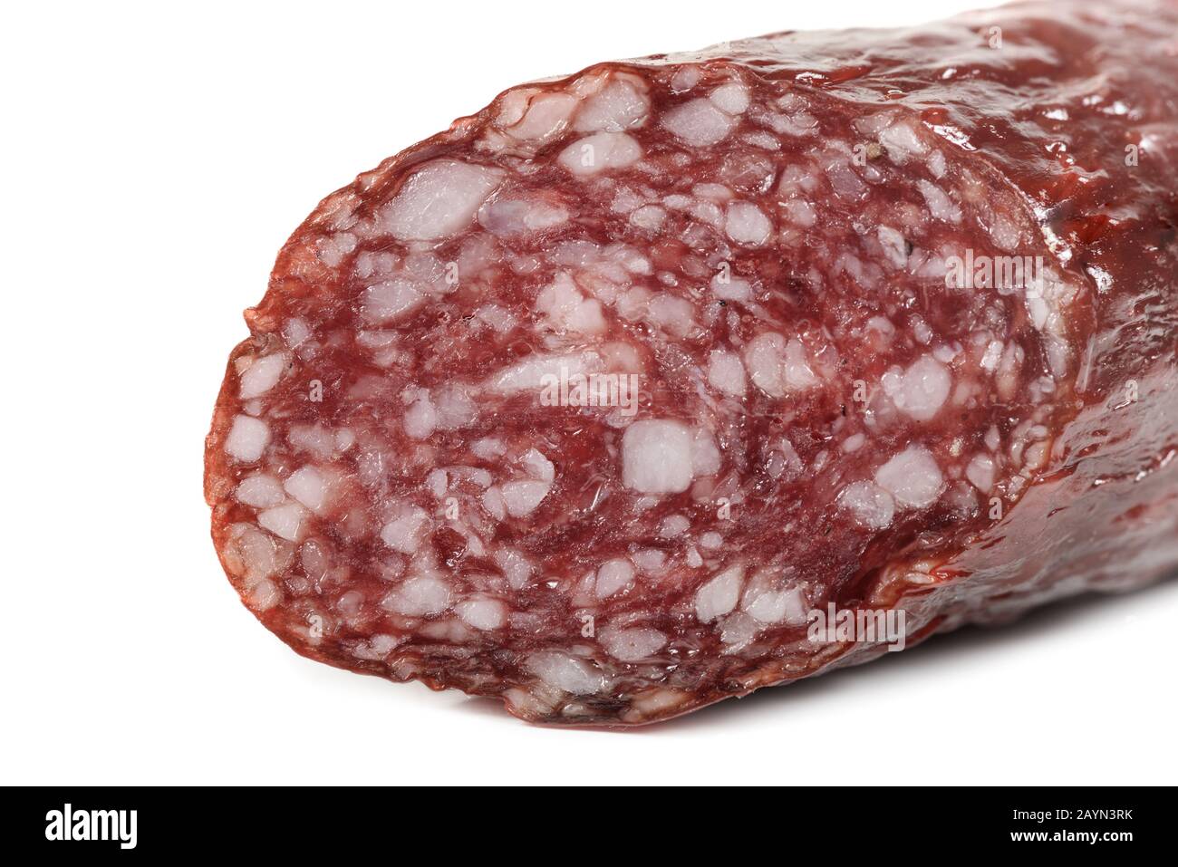 Vista macro del salami bastone di salsiccia affumicata isolato su sfondo bianco Foto Stock
