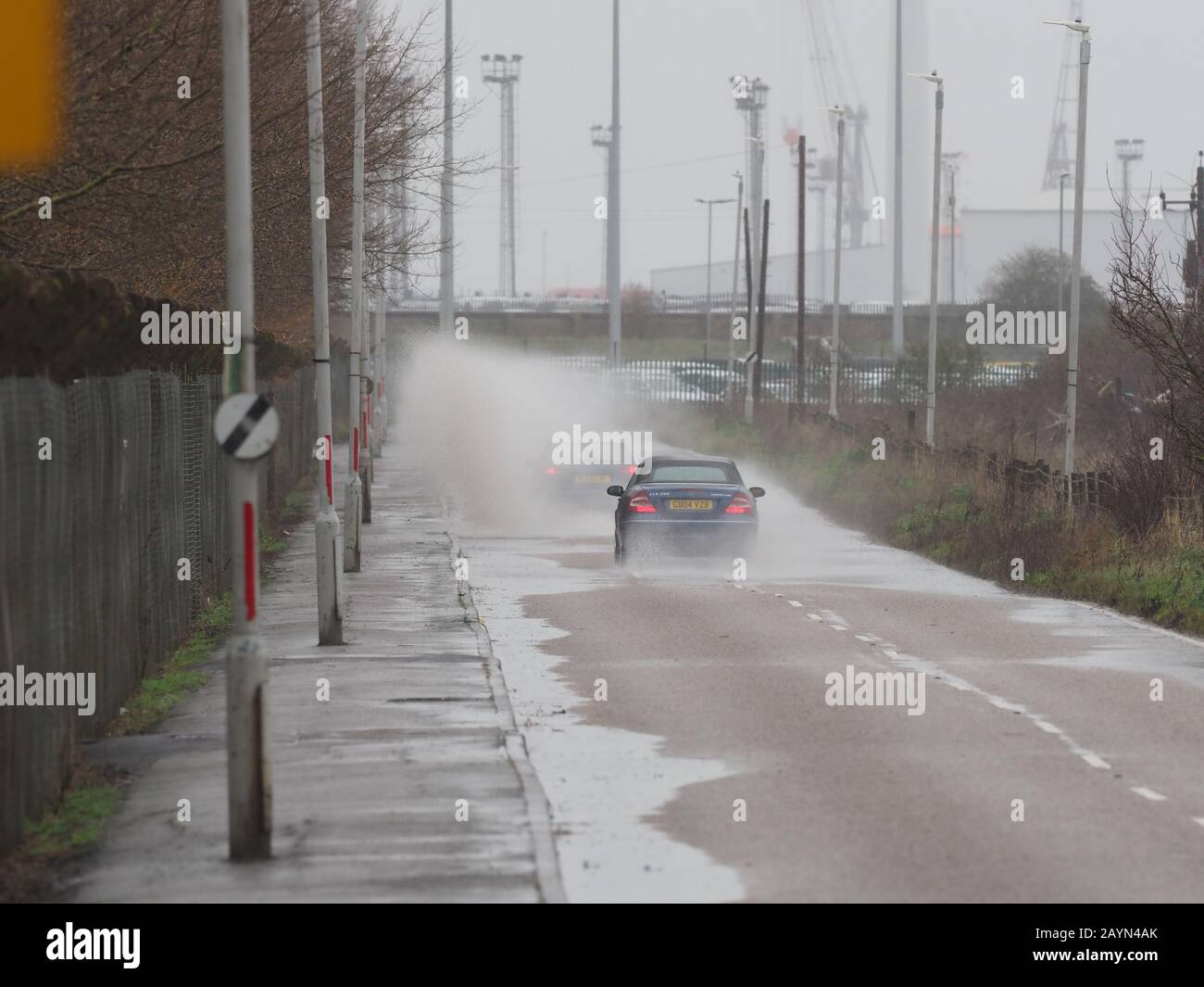 Queenborough, Kent, Regno Unito. 16th Feb, 2020. Forte pioggia a Queenborough, Kent sta causando un grande accumulo di acqua sulle strade. Credito: James Bell/Alamy Live News Foto Stock