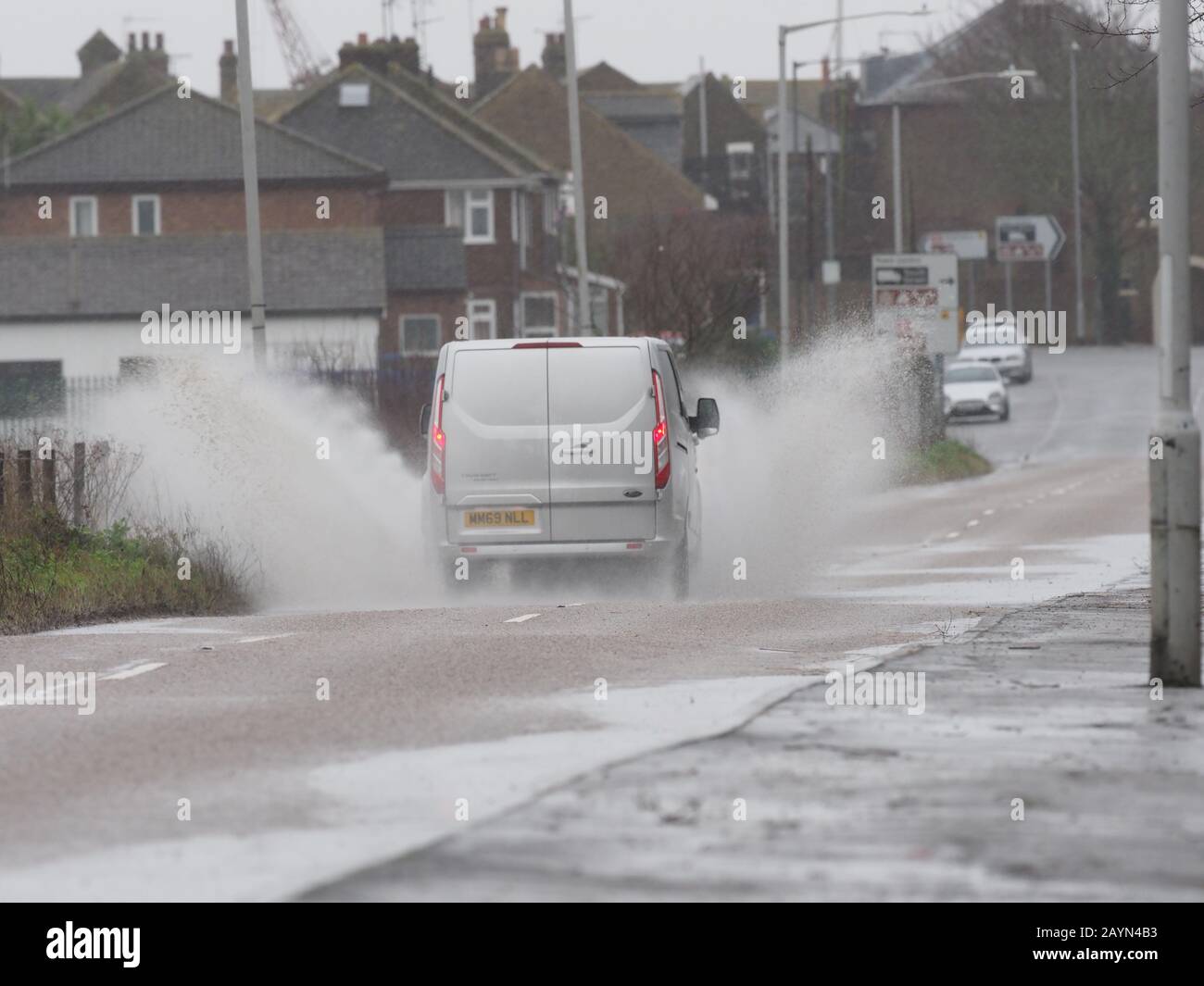 Queenborough, Kent, Regno Unito. 16th Feb, 2020. Forte pioggia a Queenborough, Kent sta causando un grande accumulo di acqua sulle strade. Credito: James Bell/Alamy Live News Foto Stock