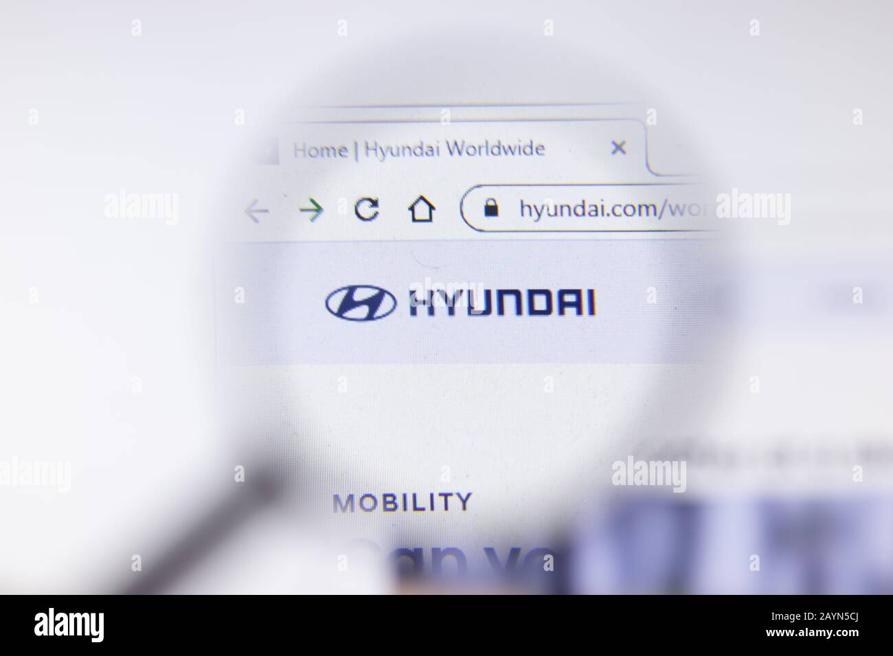 San Pietroburgo, Russia - 18 febbraio 2020: Logo della pagina del sito web della società Hyundai Motor Company sul display del laptop. Schermata con icona, Illustrativa Foto Stock