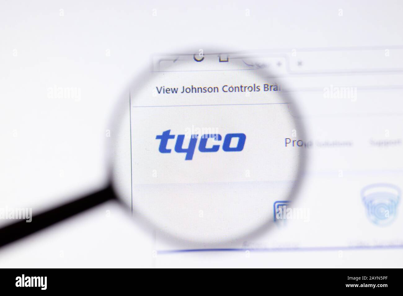 San Pietroburgo, Russia - 18 febbraio 2020: Logo della pagina del sito web della Tyco Company sul display del laptop. Schermata con icona, editoriale Illustrativo Foto Stock