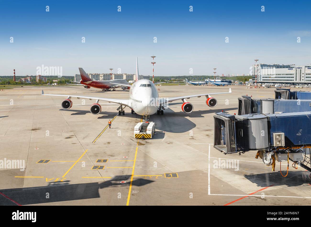 11 MAGGIO 2018, MOSCA, RUSSIA, AEROPORTO DI VNUKOVO: Aeromobili Boeing 747-400 a due piani di Russia Airlines in fase di manutenzione presso il terminal Foto Stock