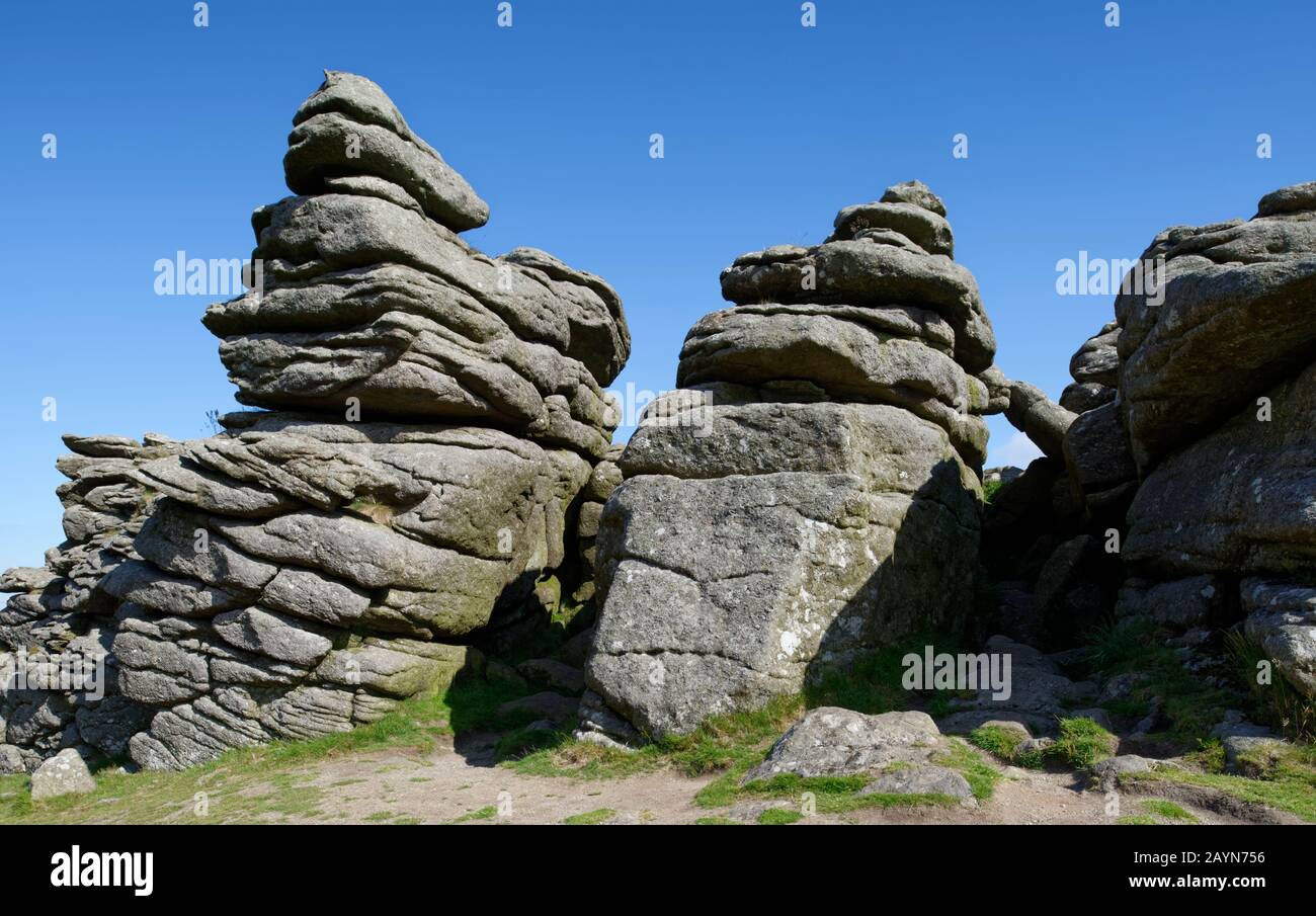 Mattina Sole su Granite Rocks di Hound Tor, Dartmoor, Devon; Regno Unito Foto Stock