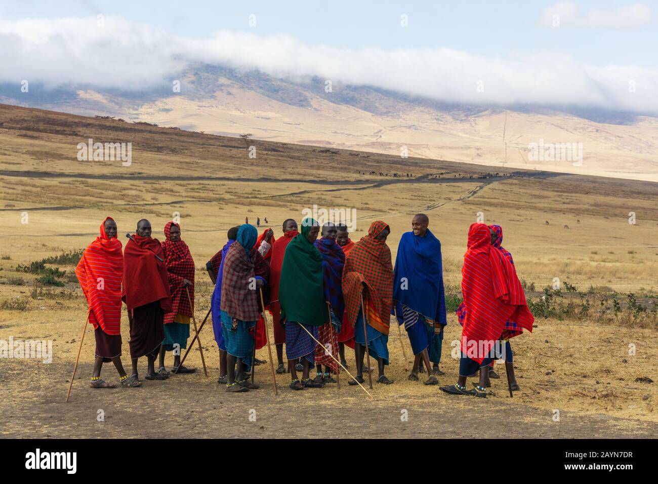 Ngorongoro, TANZANIA - 16 AGOSTO 2019: Uomini Masai in abiti colorati Foto Stock