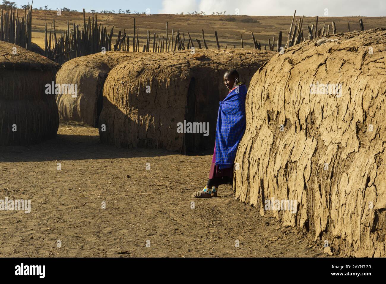 Ngorongoro, TANZANIA - 16 AGOSTO 2019: Donna Masai vicino alla sua casa. In un villaggio tradizionale Masai vicino Arusha, Tanzania Foto Stock