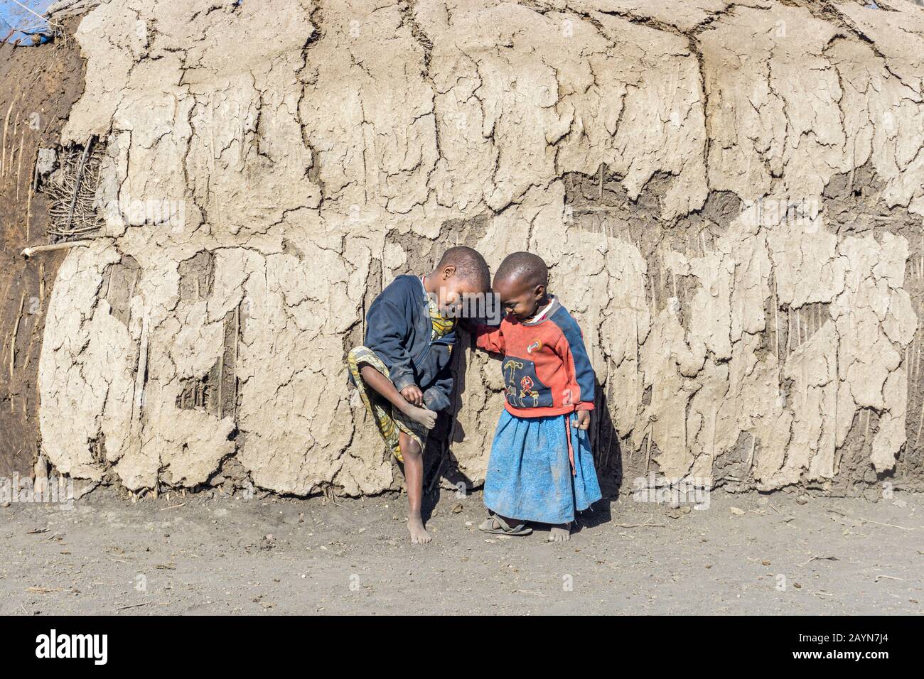 Ngorongoro, TANZANIA - 16 AGOSTO 2019: Due bambini masai africani in un villaggio tradizionale Masai vicino Arusha, Tanzania Foto Stock