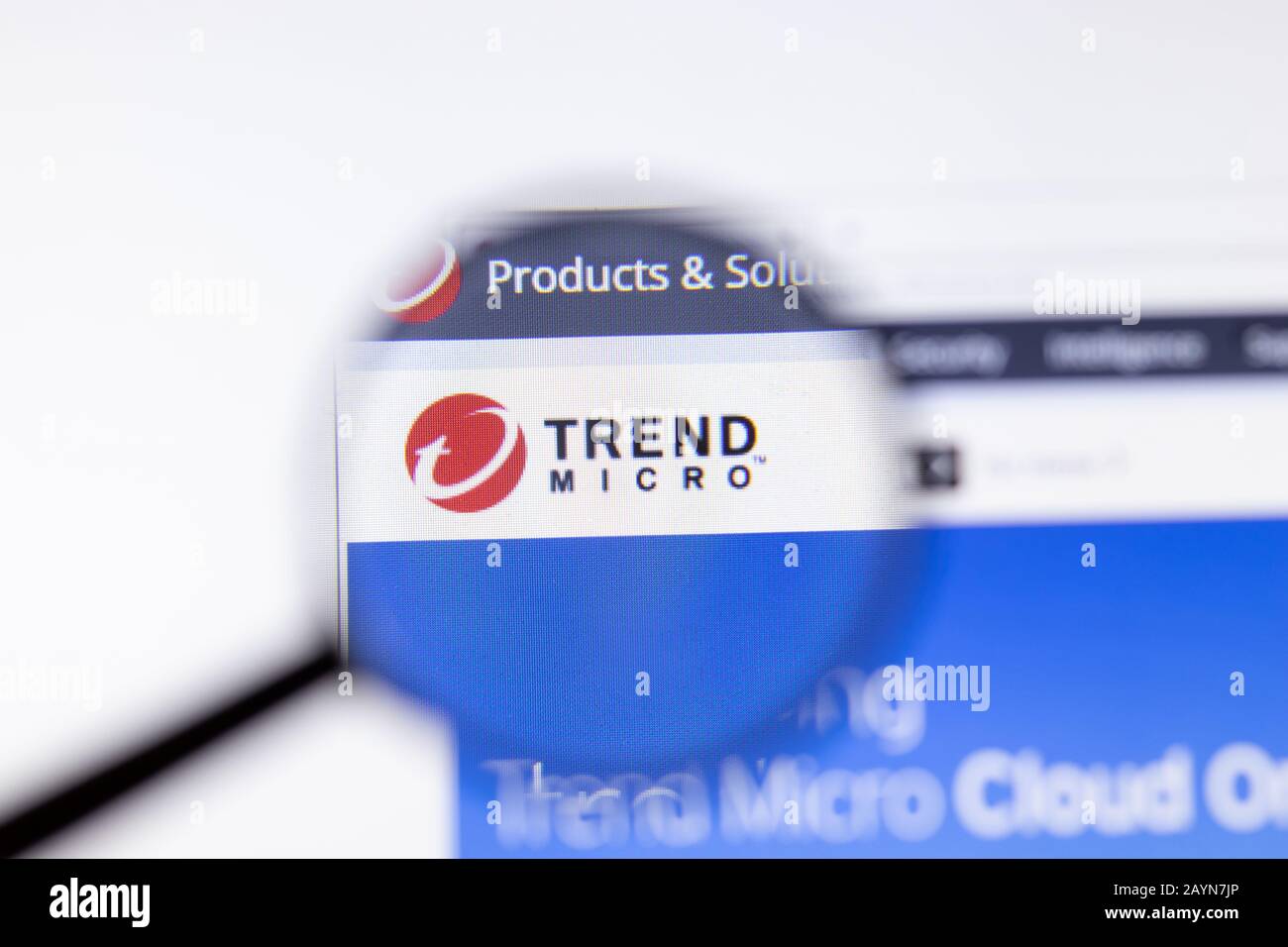 San Pietroburgo, Russia - 18 febbraio 2020: Logo della pagina del sito Web della trend Micro aziendale sul display del laptop. Schermata con icona, editoriale Illustrativo Foto Stock