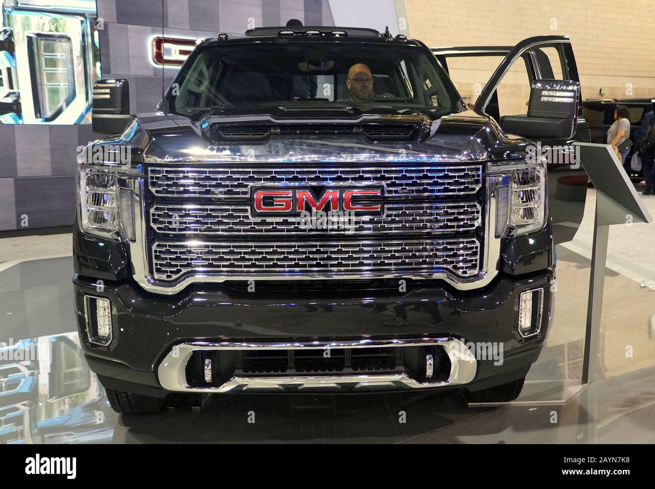 Philadelphia, Pennsylvania, Stati Uniti - 9 febbraio 2020 - la vista frontale del colore nero del 2020 GMC Sierra 3500 Denali 4WD Foto Stock