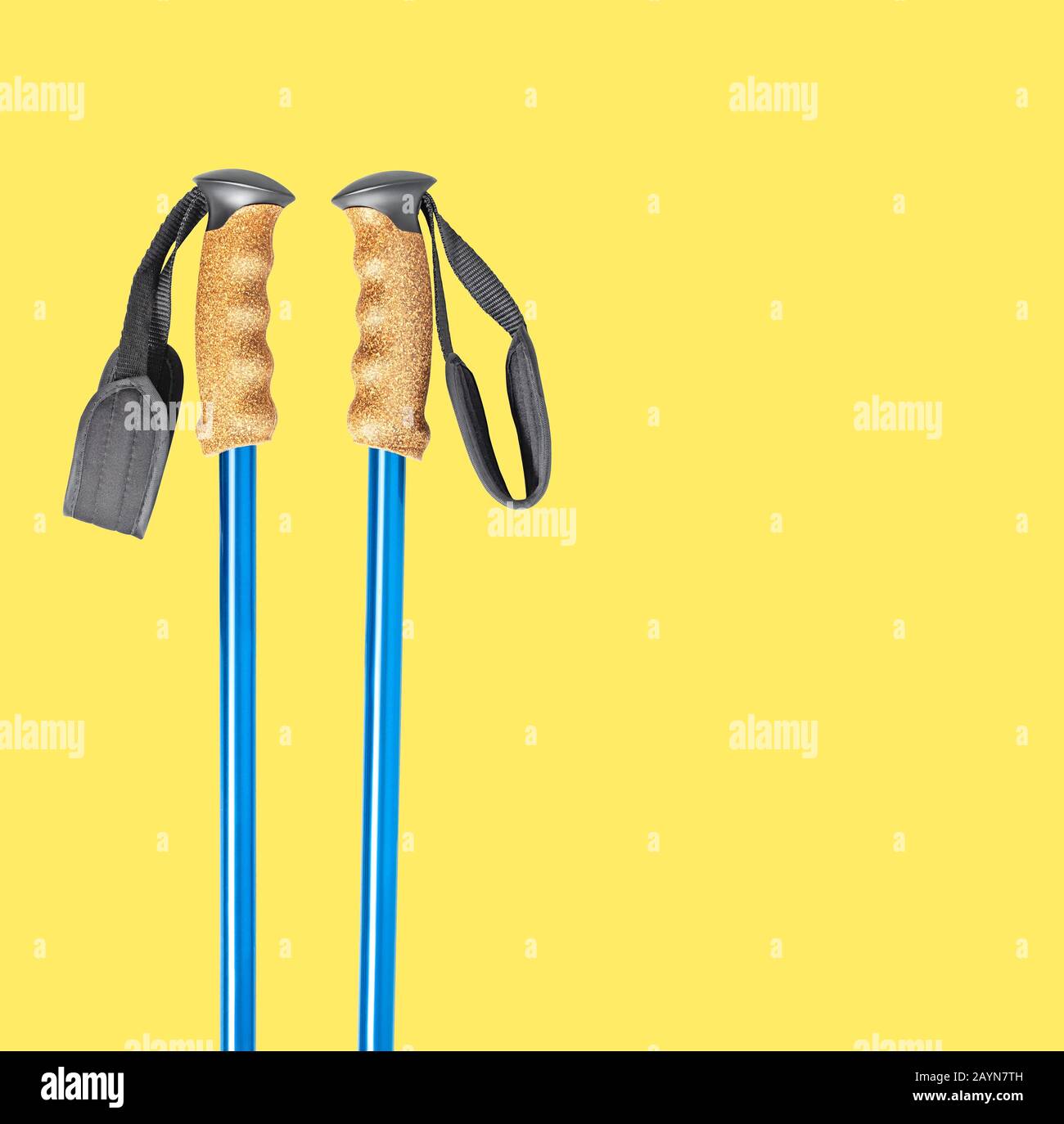 Racchette da sci o bastoni da trekking su sfondo giallo con copyspace Foto Stock