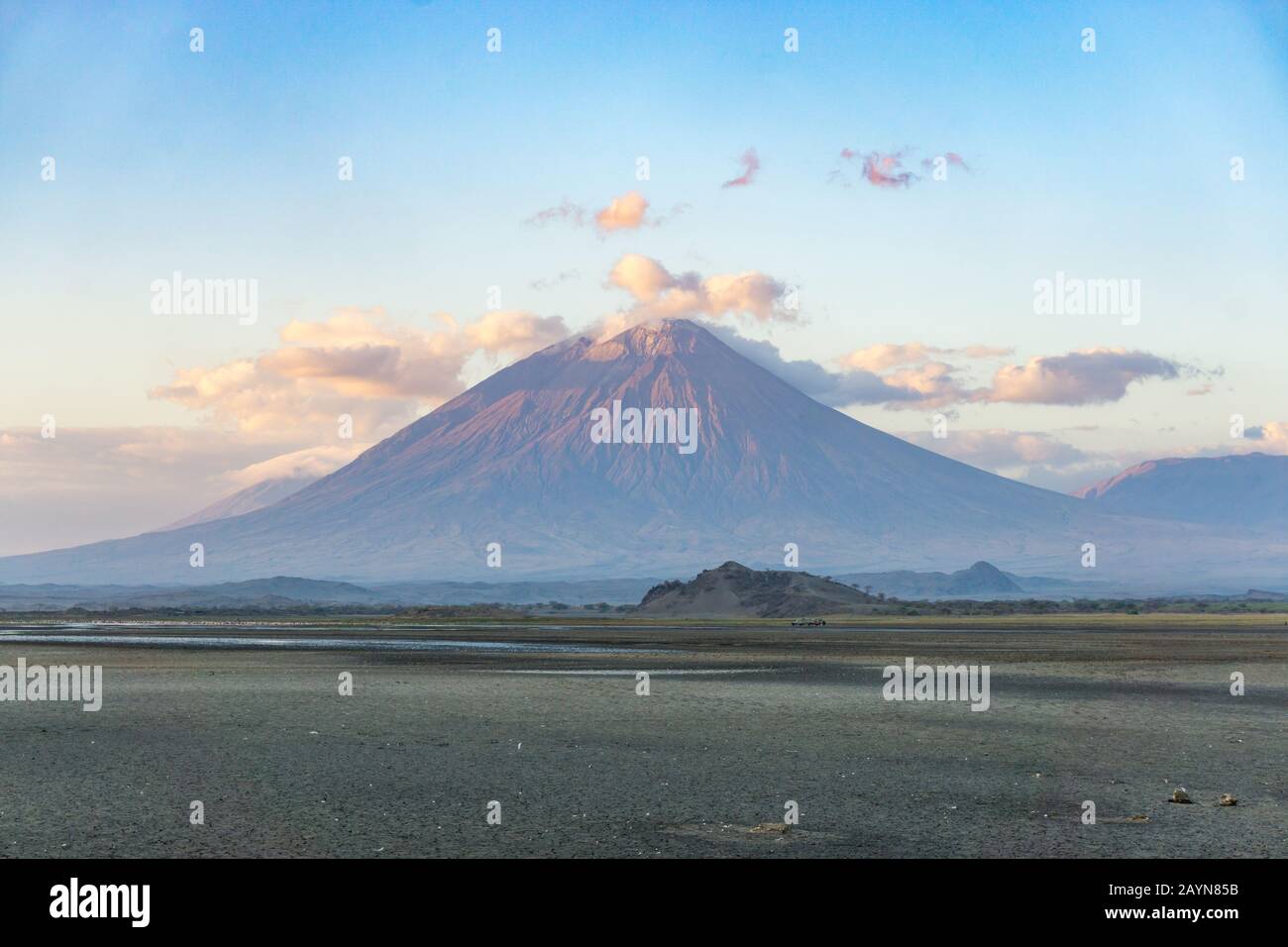 OL Doinyo Lengai vulcano, 'montagna di Dio' vicino al Lago Natron in Tanzania Africa Foto Stock
