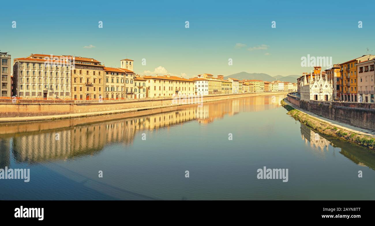 Ampia vista panoramica sul lungofiume dell'Arno a Pisa. Viaggi in Italia e Toscana Foto Stock
