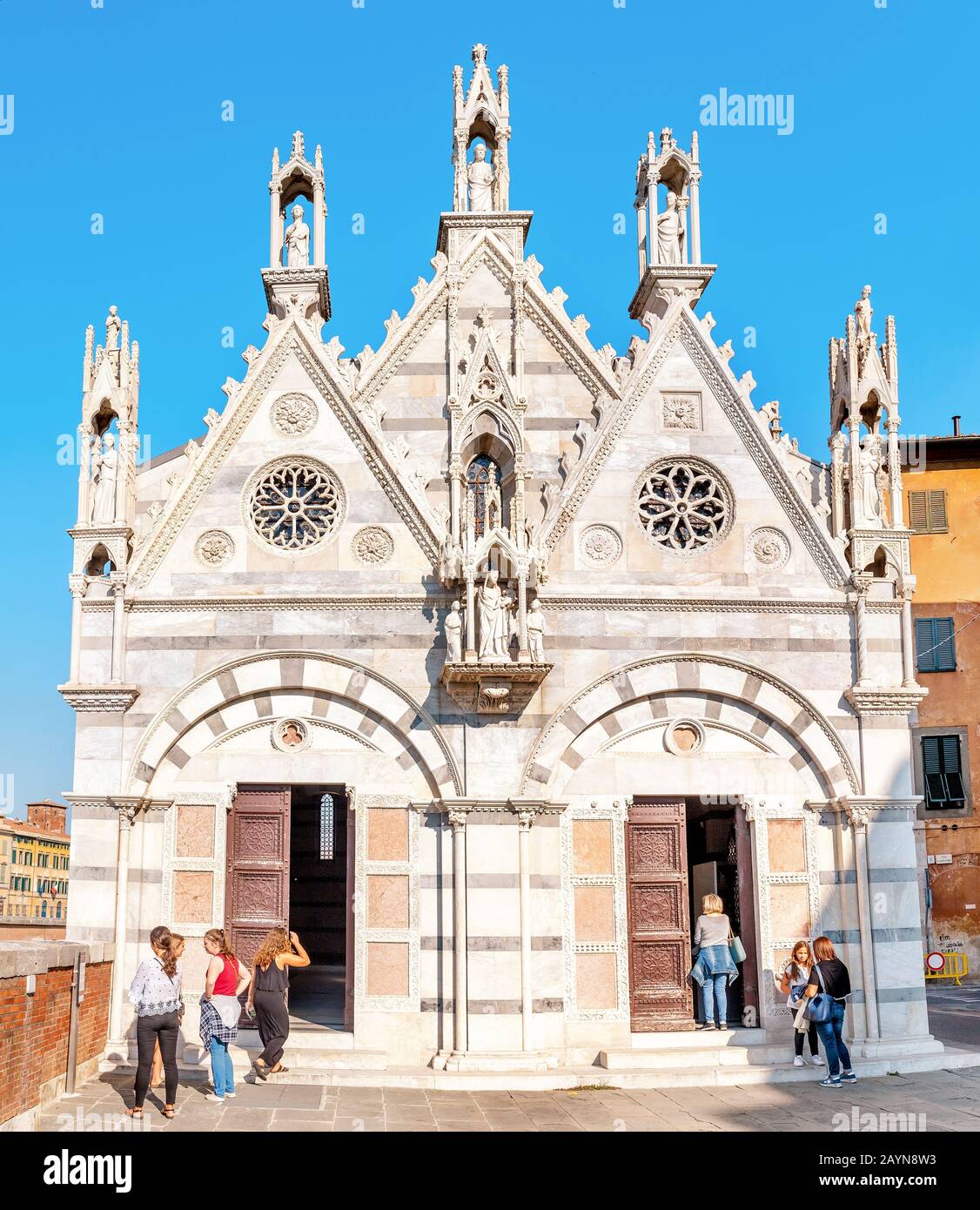 Pisa, ITALIA - 14 ottobre 2018: Famosa piccola chiesa di Santa Maria della spina a Pisa, su una riva del fiume Arno Foto Stock