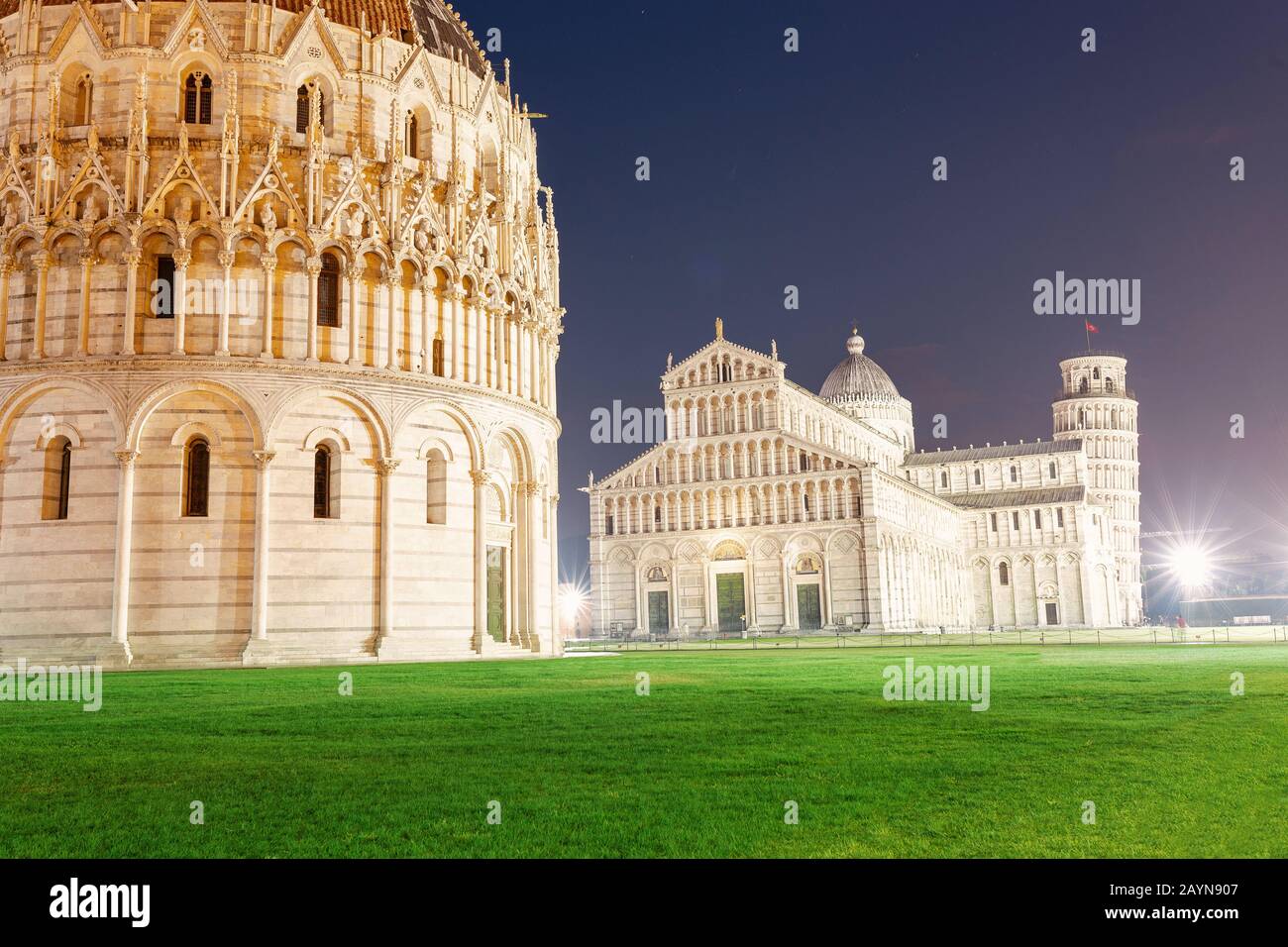 Piazza dei miracoli e la torre pendente di notte. Viaggi in Italia e Pisa Concept Foto Stock