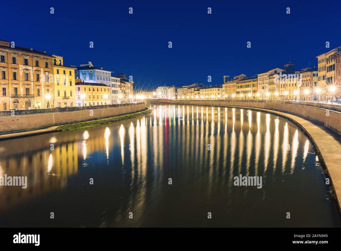 Vista notturna del fiume Arno nella città di Pisa, Italia Foto Stock
