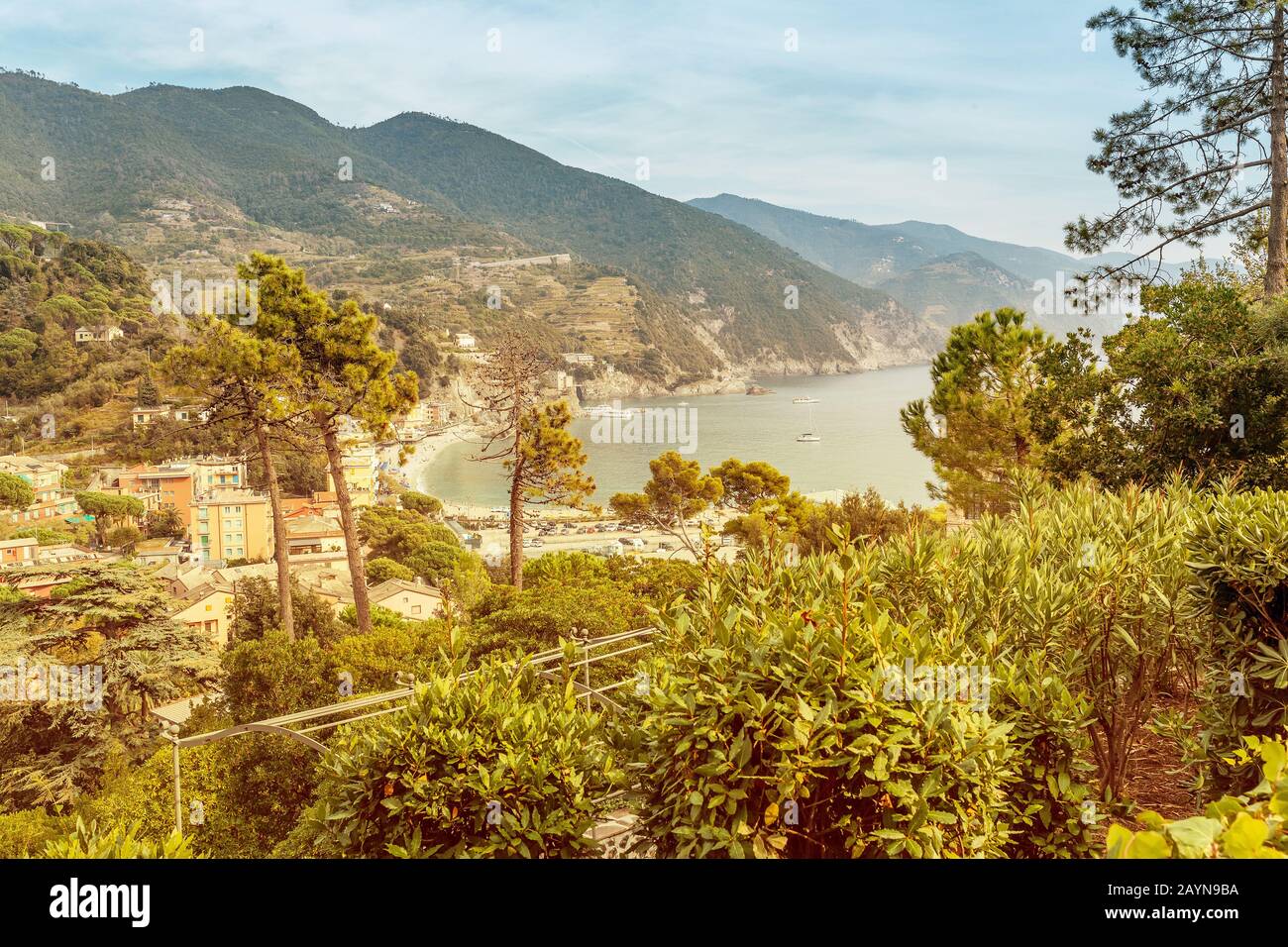 Paesaggio con luce al tramonto nel parco nazionale di Cinqueterre, Italia Foto Stock