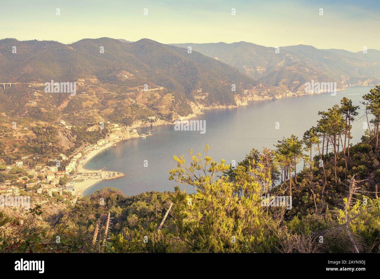 Paesaggio con luce al tramonto nel parco nazionale di Cinqueterre, Italia Foto Stock