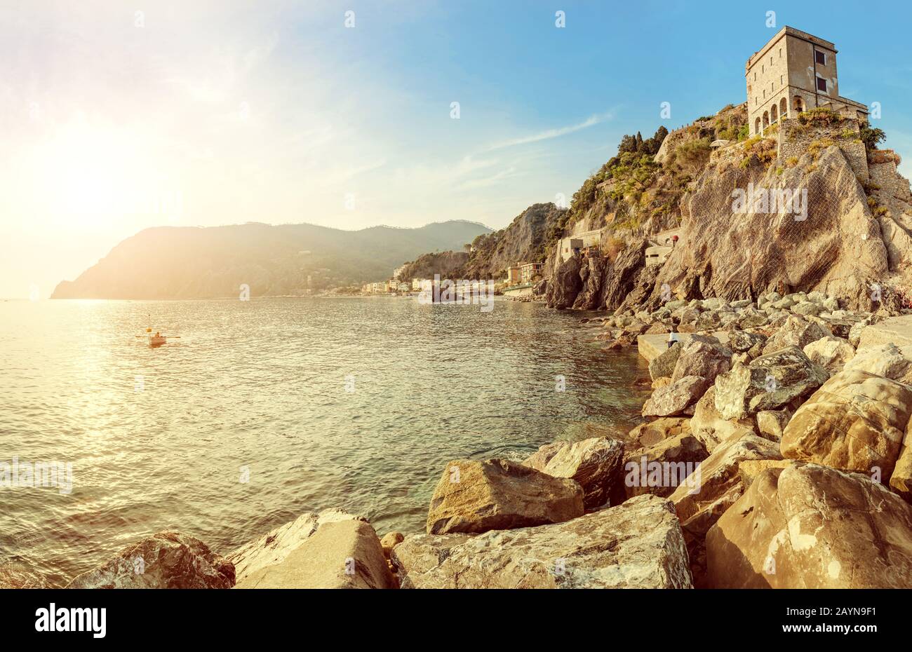 Paesaggio con luce al tramonto nel parco nazionale di Cinqueterre, Italia Foto Stock