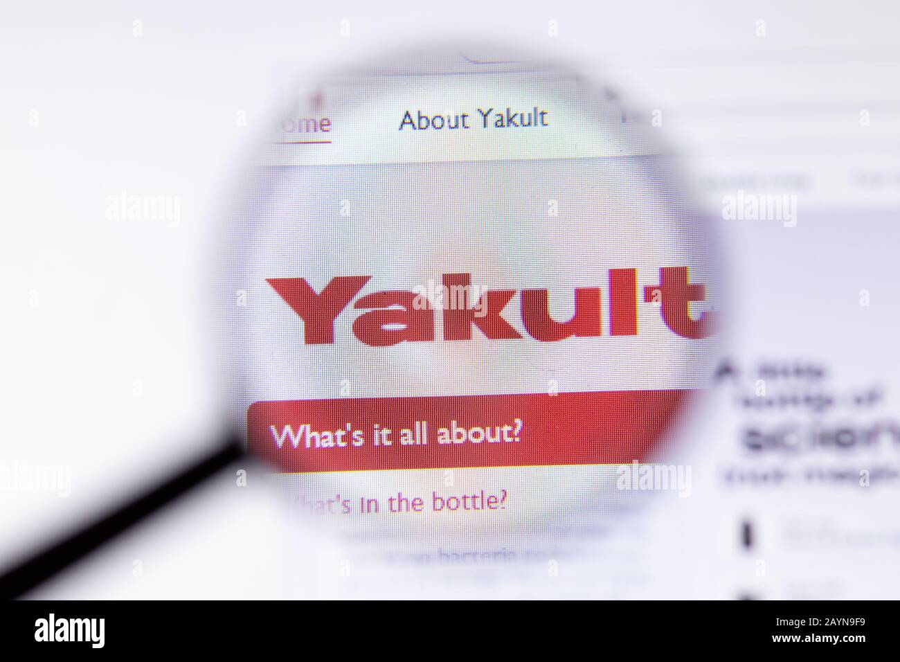 San Pietroburgo, Russia - 18 febbraio 2020: Logo della pagina del sito web della Yakult Company sul display del laptop. Schermata con icona, editoriale Illustrativo Foto Stock
