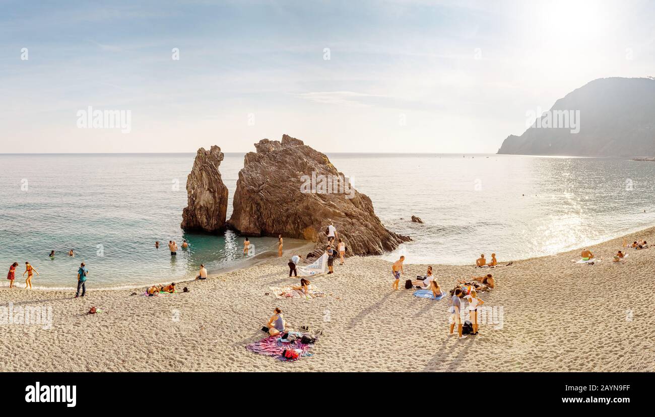 Monterosso al Mare, ITALIA - 15 ottobre 2018: Spiaggia del Paradiso con grande scogliera alle cinque terre, costa ligure Foto Stock