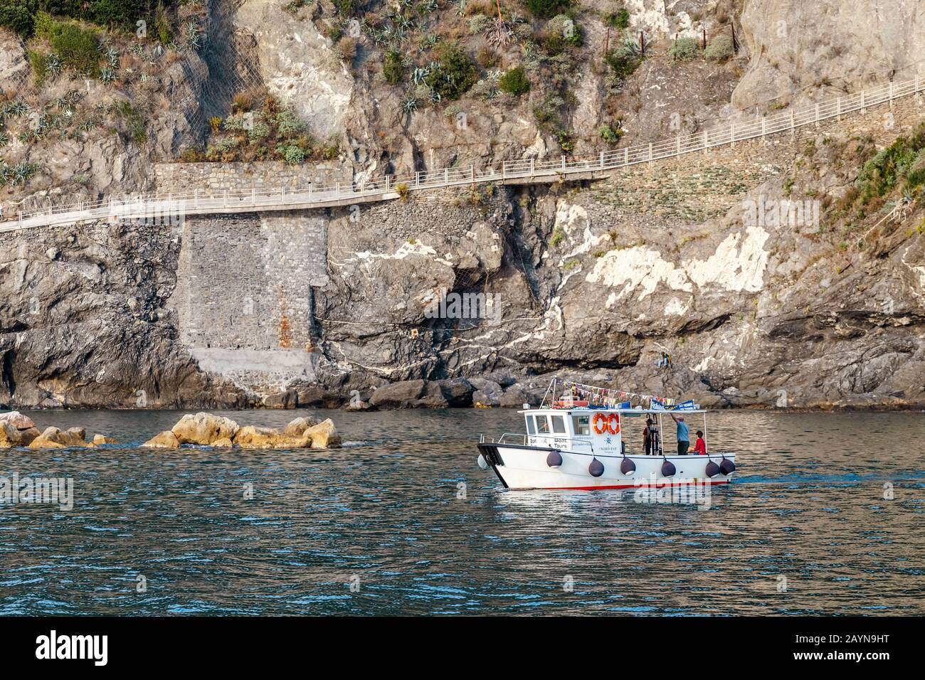 Cinqueterre, ITALIA, 15 OTTOBRE 2018: Tour in barca nel parco naturale di Cinqueterre Foto Stock