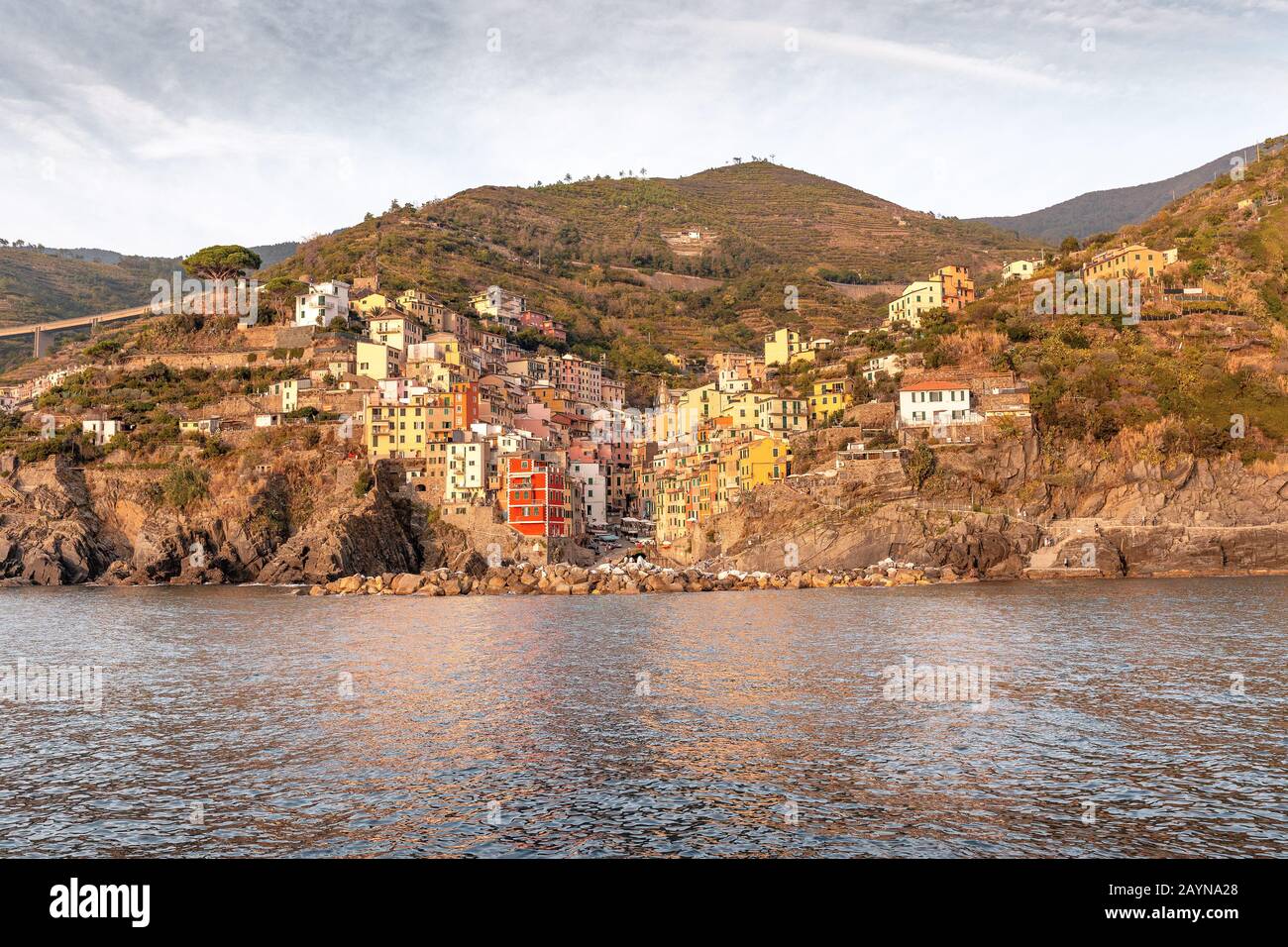 Vista panoramica della cittadina di pescatori di Riomaggiore nel parco naturale cinque terre. Destinazione di viaggio e vacanza in Italia e in Europa Foto Stock