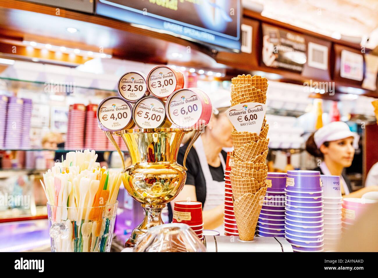 16 OTTOBRE 2018, SAN GIMINIANO, ITALIA: La Gelateria DONDOLI è un noto negozio di dessert nel centro storico DI SAN GIMINIANO Foto Stock