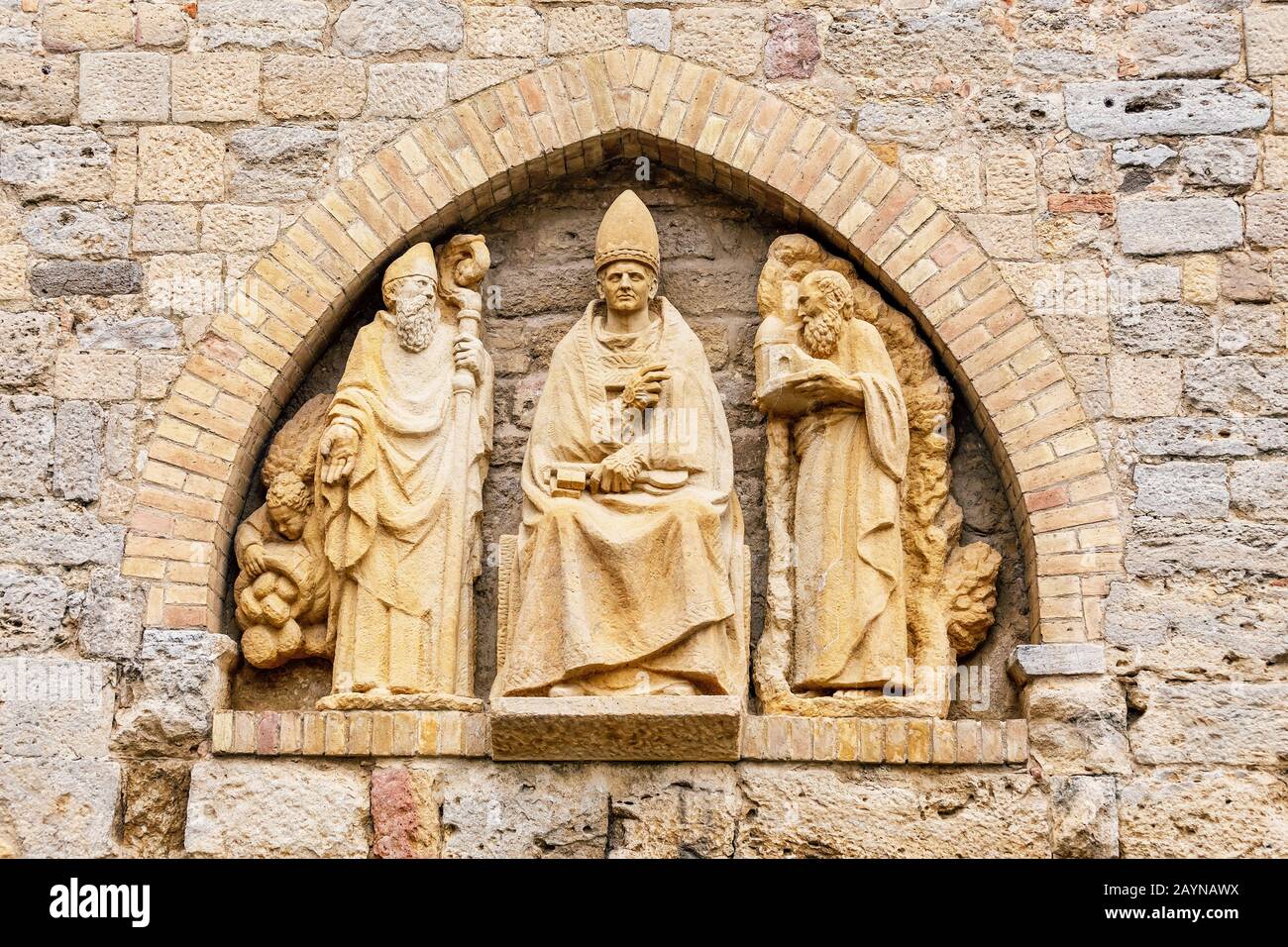 16 OTTOBRE 2018, VOLTERRA, ITALIA: Statua del papa romano alle mura della cattedrale Foto Stock