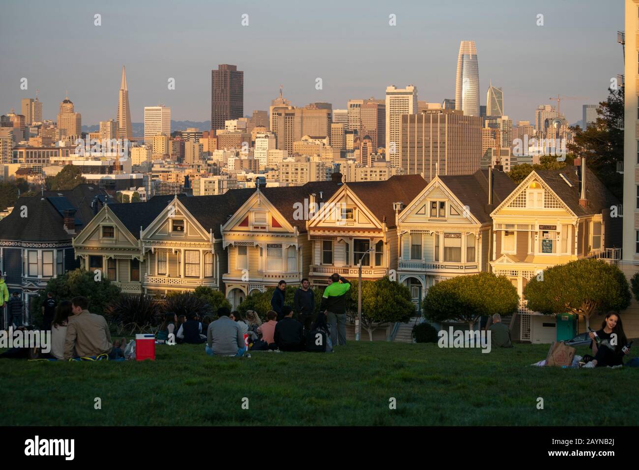 La luna piena crea una scena impressionante sopra le Signore Dipinte a San Francisco, CA. Foto Stock