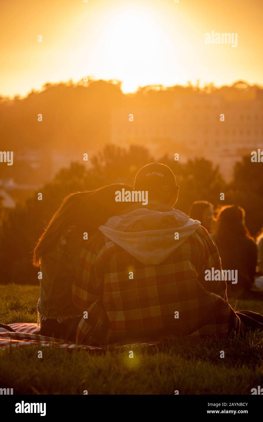 Le coppie guardano il tramonto da Alamo Square Park a San Francisco, California. Foto Stock