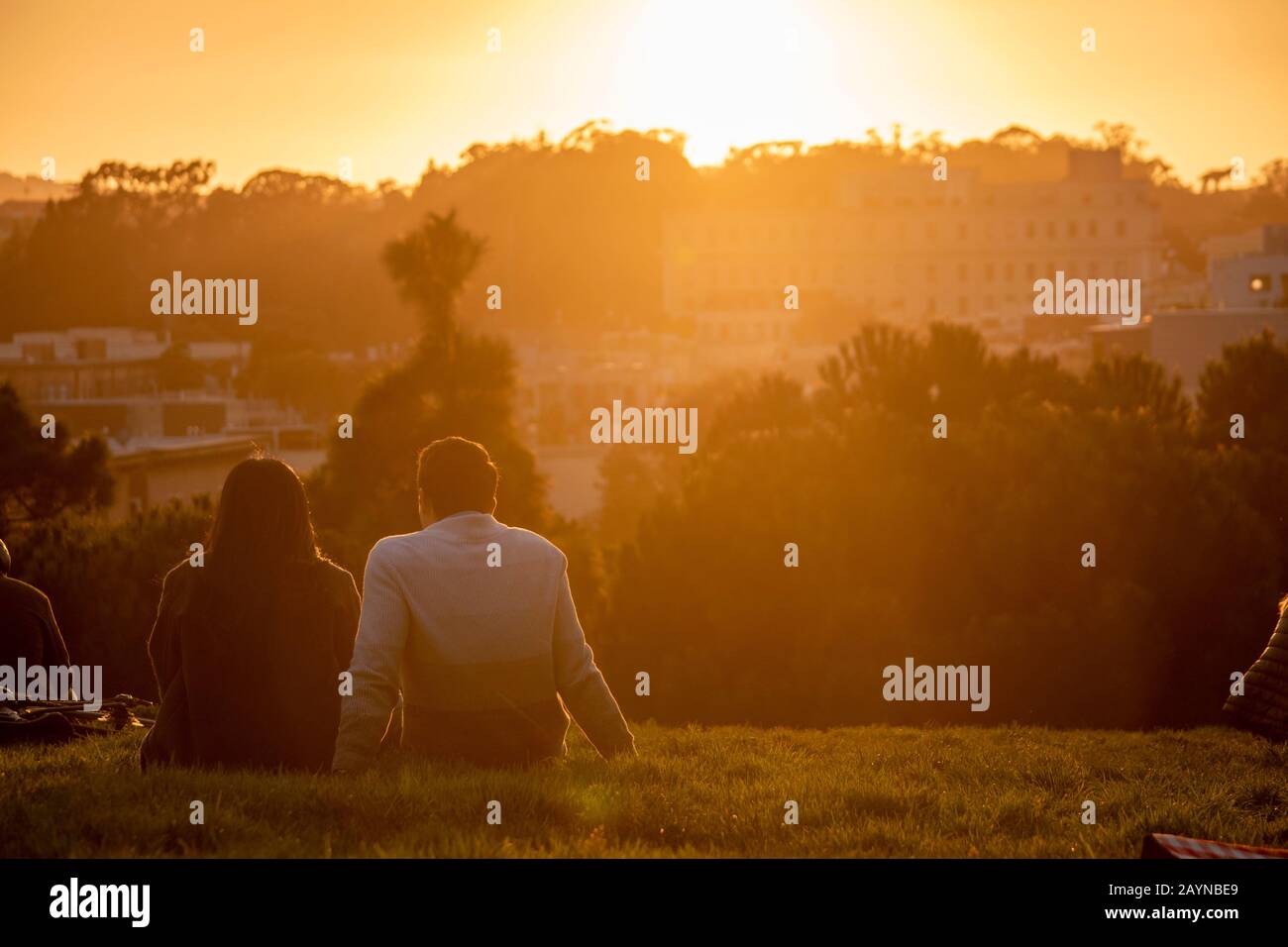 Le coppie guardano il tramonto da Alamo Square Park a San Francisco, California. Foto Stock