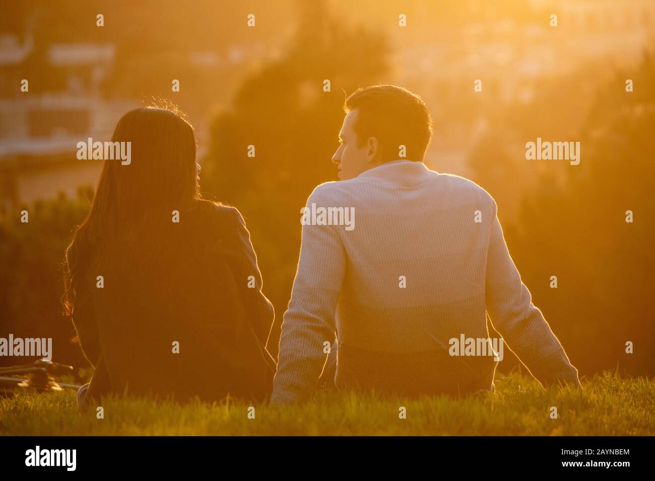 Le coppie guardano il tramonto da Alamo Square Park a San Francisco, California. Foto Stock