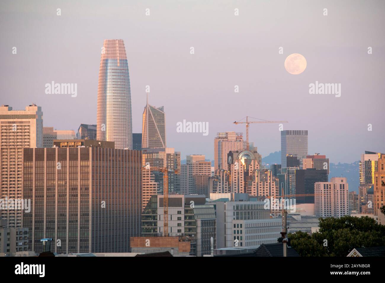 La luna piena crea una scena impressionante sopra le Signore Dipinte a San Francisco, CA. Foto Stock