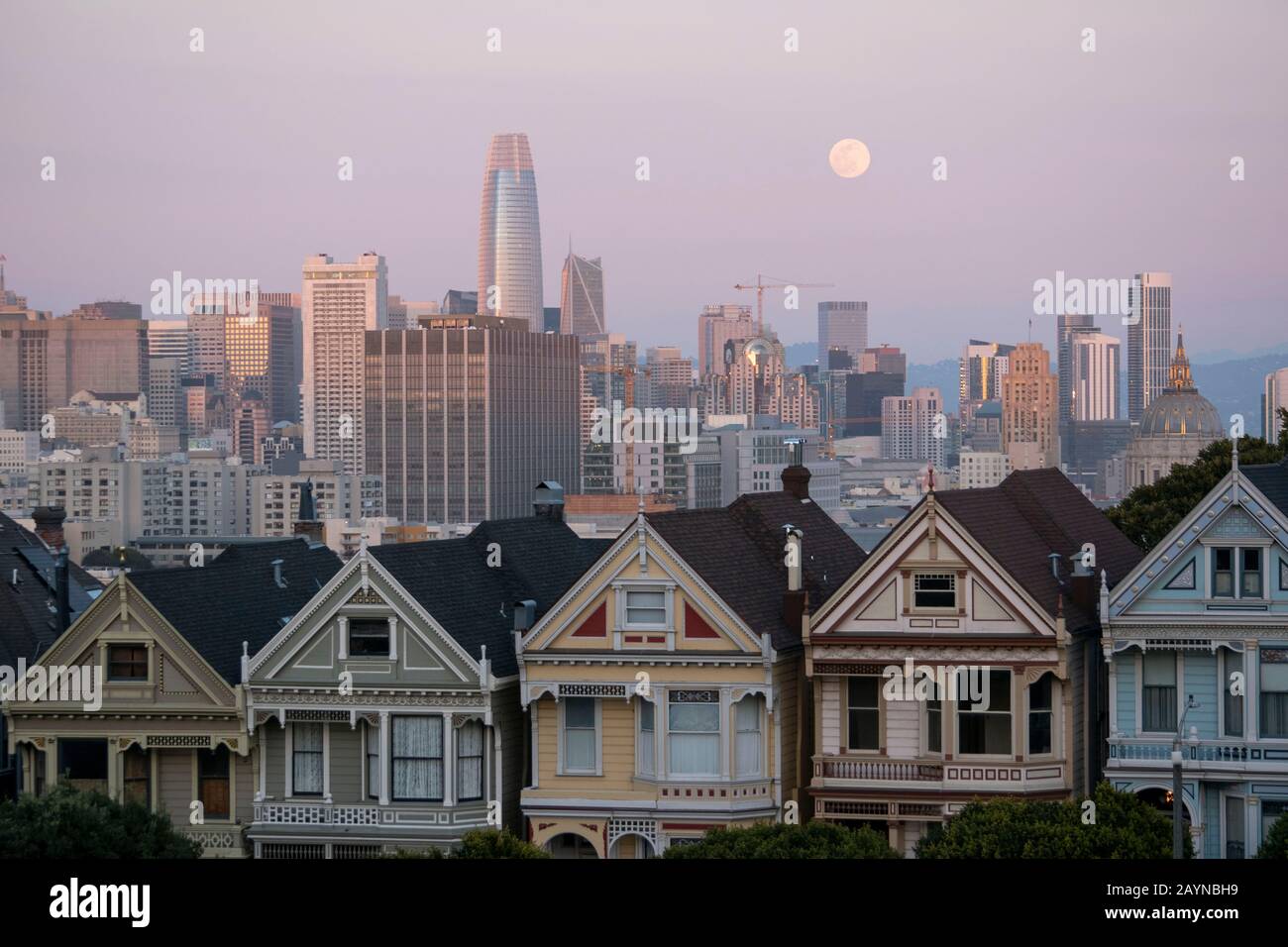 La luna piena crea una scena impressionante sopra le Signore Dipinte a San Francisco, CA. Foto Stock