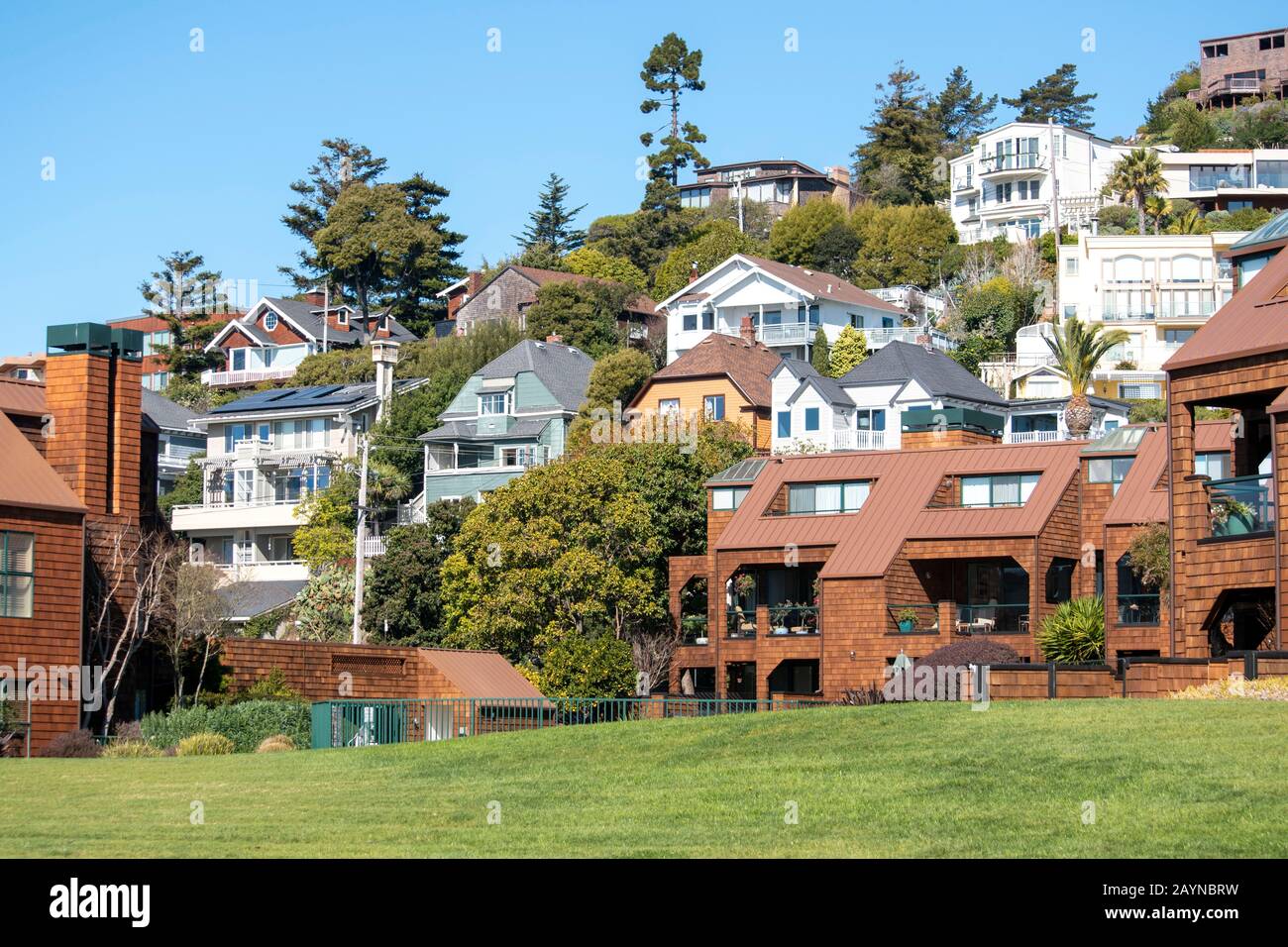 Le case a Tiburon e Belvedere si affacciano sull'acqua e sul resto della Bay Area in California. Foto Stock