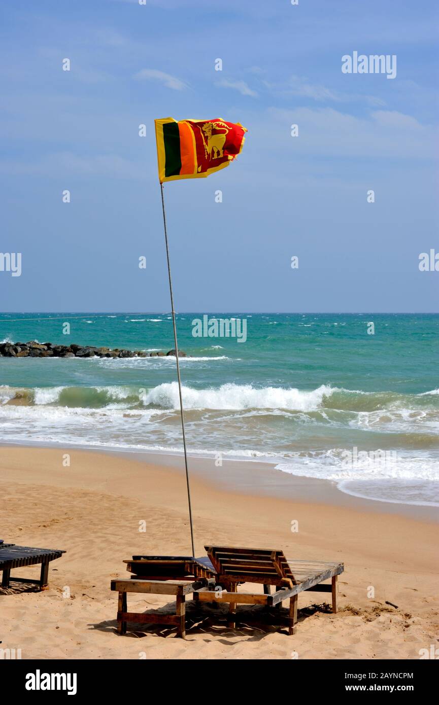 Sri Lanka, Tangalle spiaggia, bandiera dello sri Lanka e lettini Foto Stock