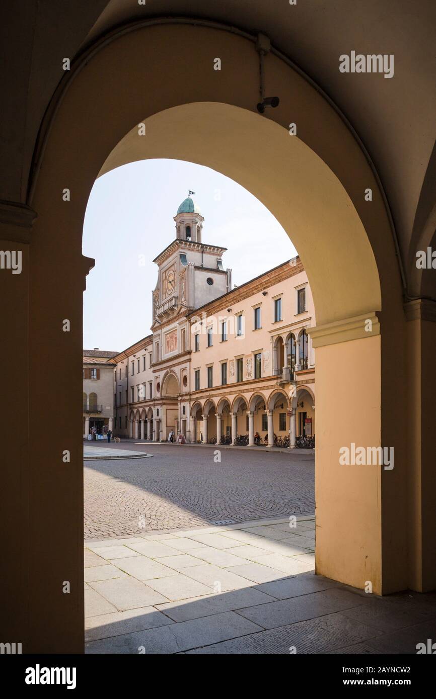 L'Arco rinascimentale di Torrazzo, Crema, Provincia di Cremona, Italia,  Municipio e Piazza, visto attraverso la galleria circostante Foto stock -  Alamy