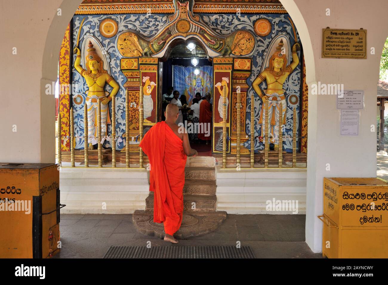 Sri Lanka, Kandy, tempio di Vishnu devale, monaco buddista Foto Stock
