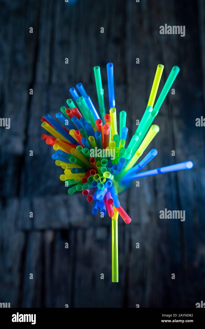 Bunte strohhalme aus Plastik in einem glas Foto Stock