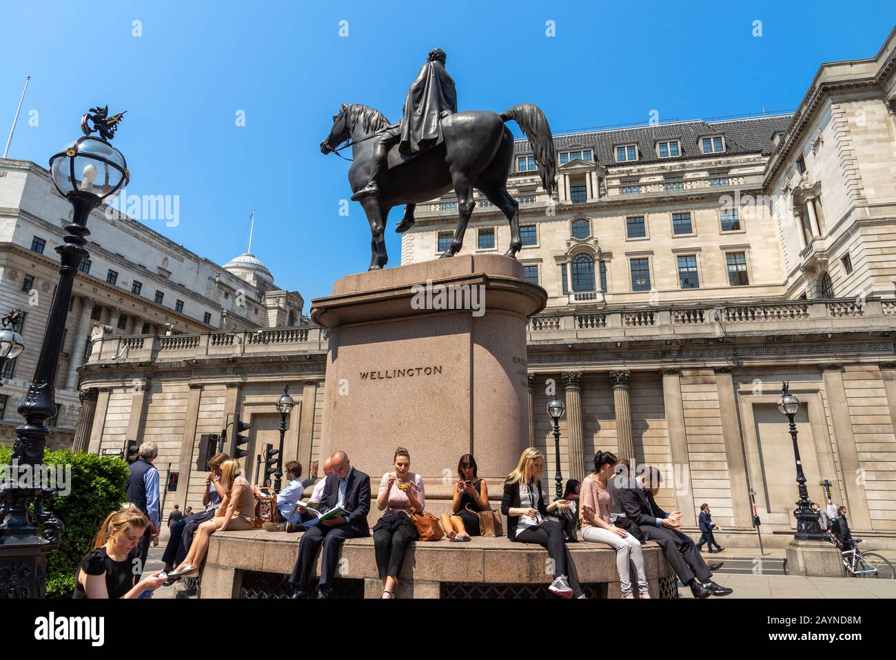 Gli impiegati che hanno la loro pausa pranzo fuori della Banca d'Inghilterra, Londra, Regno Unito Foto Stock