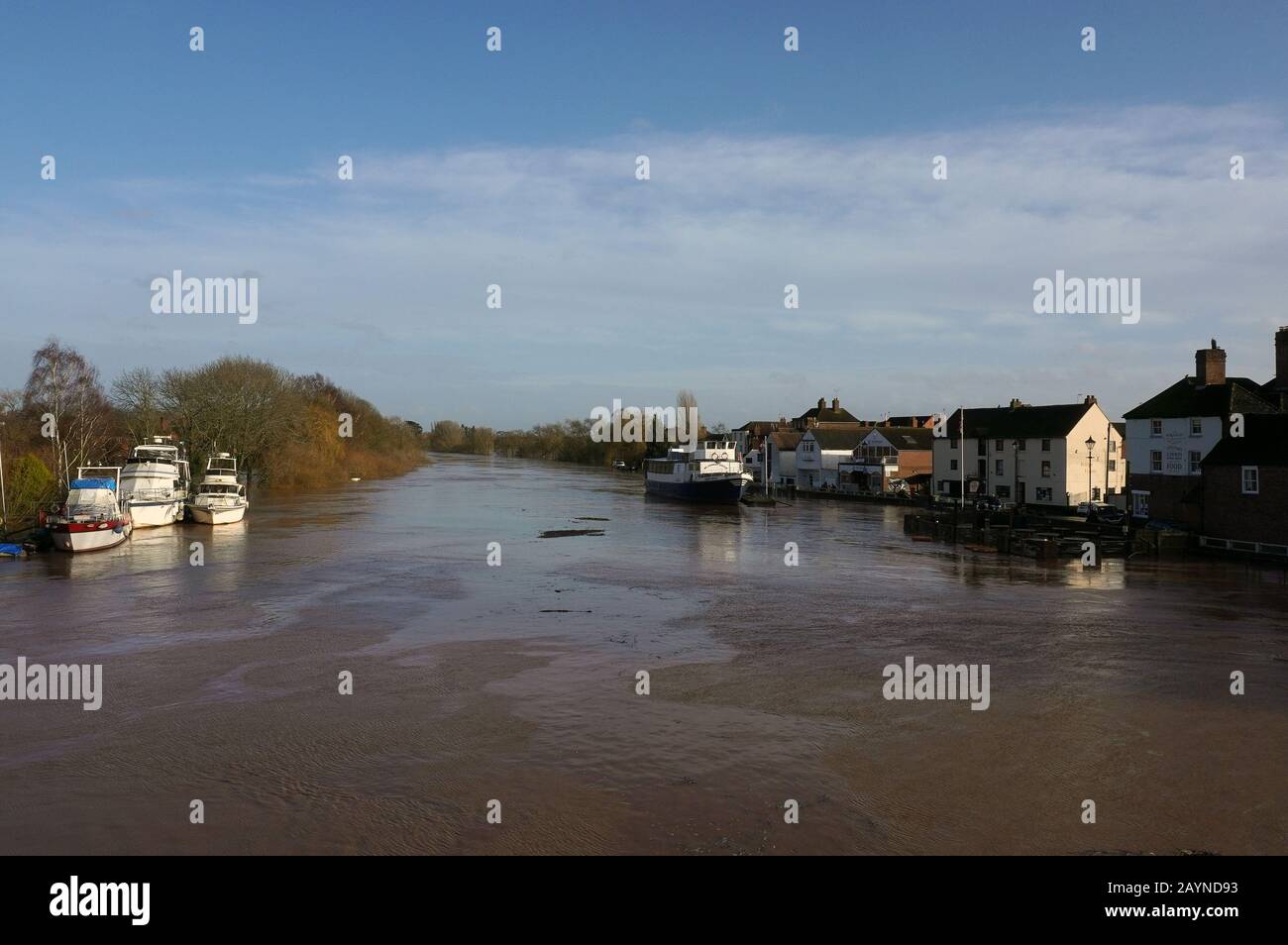 Upton On Severn, Worcestershire, Regno Unito.02.16.2020. Alluvione acque e detriti sul fiume Severn da Storm Dennis. Foto Stock