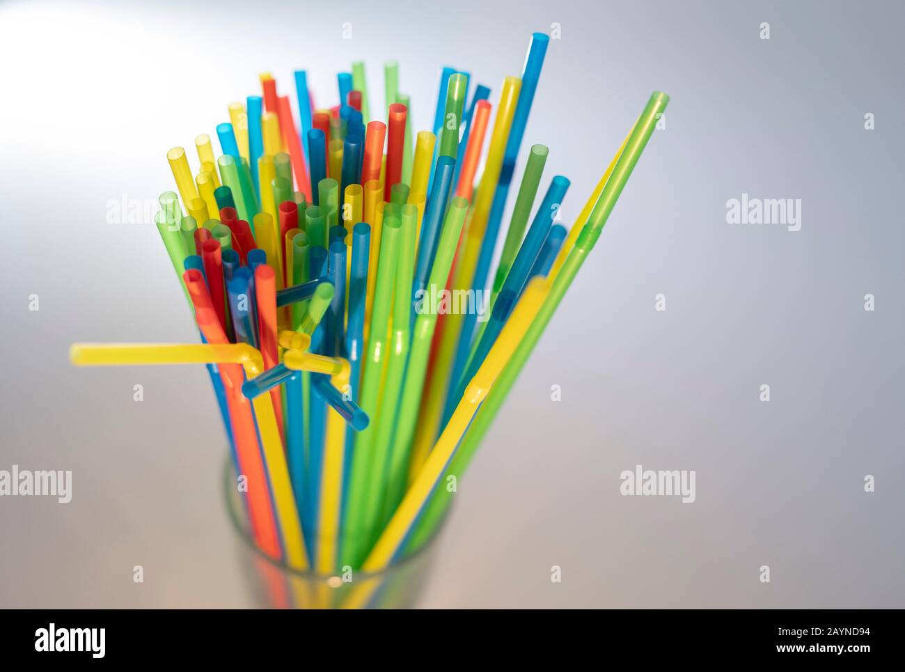 Bunte strohhalme aus Plastik in einem glas Foto Stock