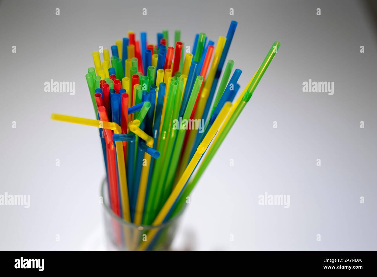 Bunte strohhalme aus Plastik in einem glas Foto Stock