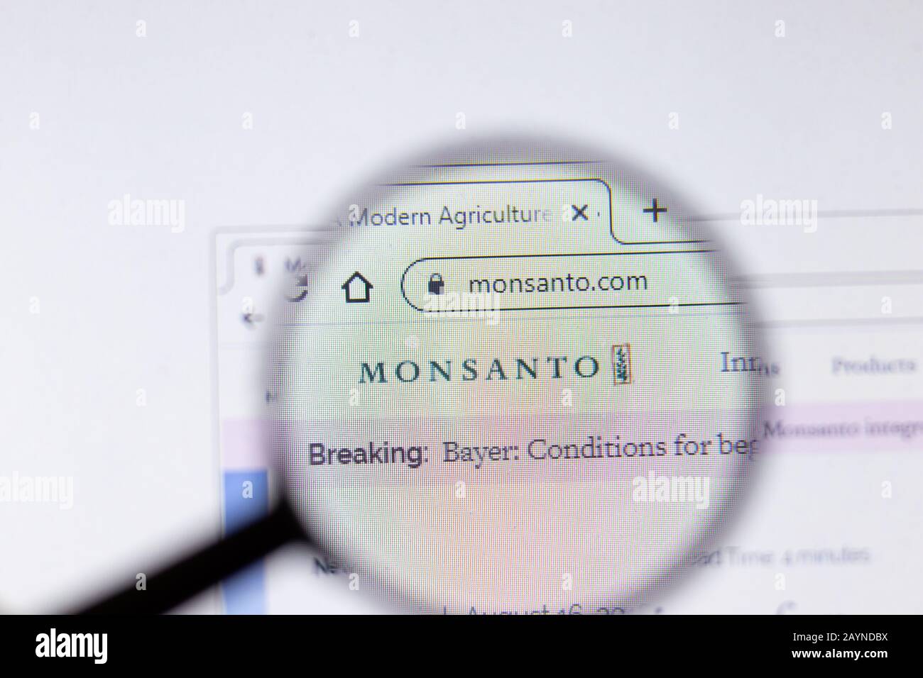 San Pietroburgo, Russia - 18 febbraio 2020: Logo della pagina del sito web della società Monsanto Company sul display del laptop. Schermata con icona, editoriale Illustrativo Foto Stock