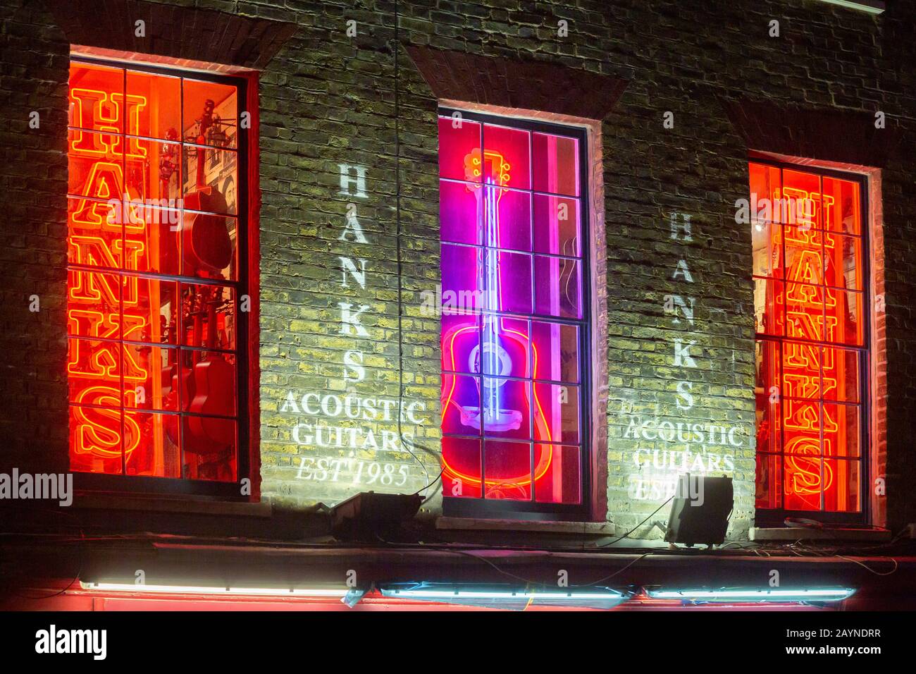 Insegne al neon per Hanks Acoustic Guitar Shop, Denmark Street, Londra, Regno Unito Foto Stock