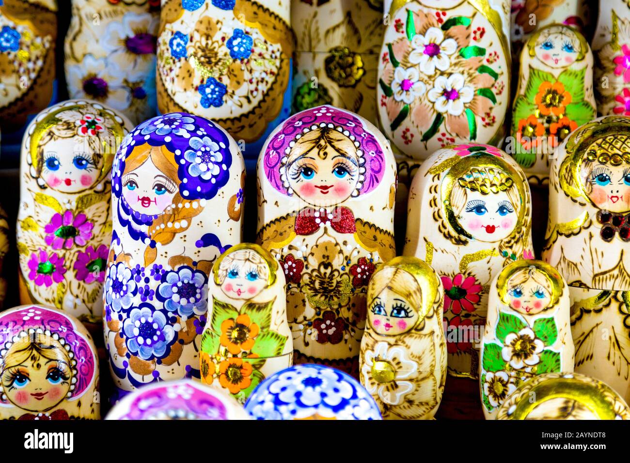 Bambole di Matryoshka souvenir in una stalla nel mercato centrale (Nagyvásárcsarnok), Budapest, Ungheria Foto Stock